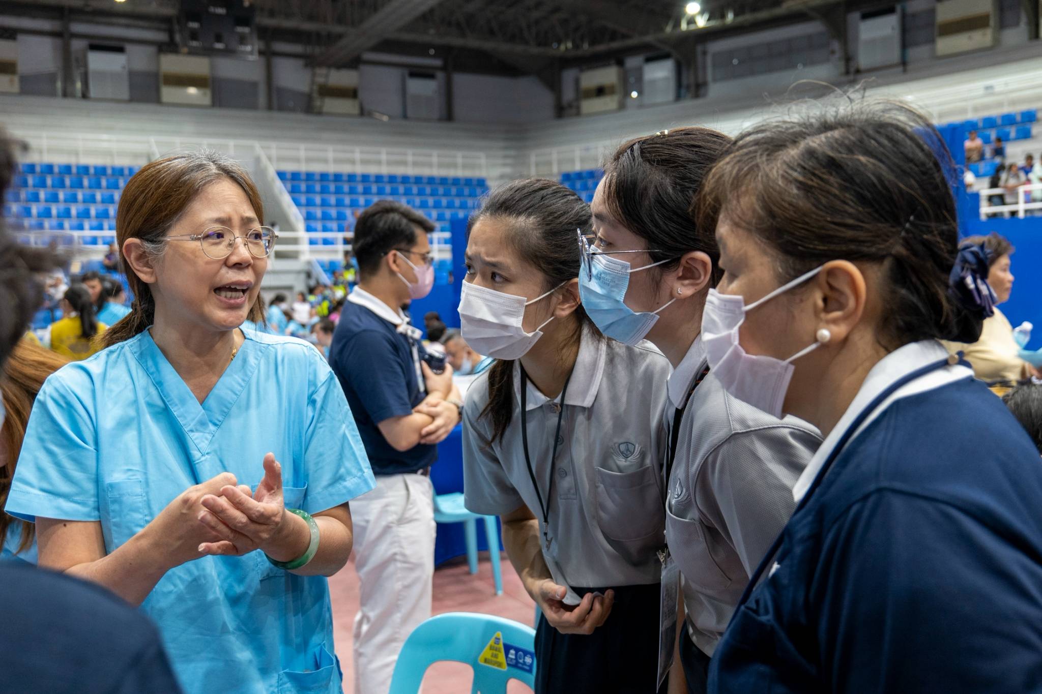 TCU students closely listen to the explanations of a TIMA doctor. 