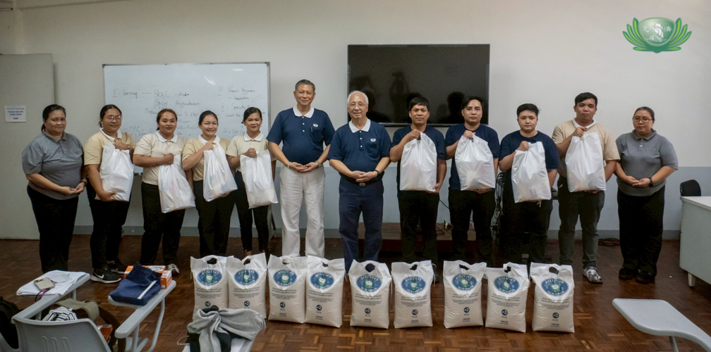 Eight more Tech-Voc scholars received their basic provisions from volunteers at the Buddhist Tzu Chi Campus in Sta. Mesa, Manila, on July 29. Joining them in the turnover were (first from left) Dolly Alegado Cruz, head of Tzu Chi’s Tech-Voc Scholarship Program; (sixth and seventh from left) volunteers Loreto Balete and James Cheng; and (first from right) Tech-Voc Department Administrator Beth Auste. 