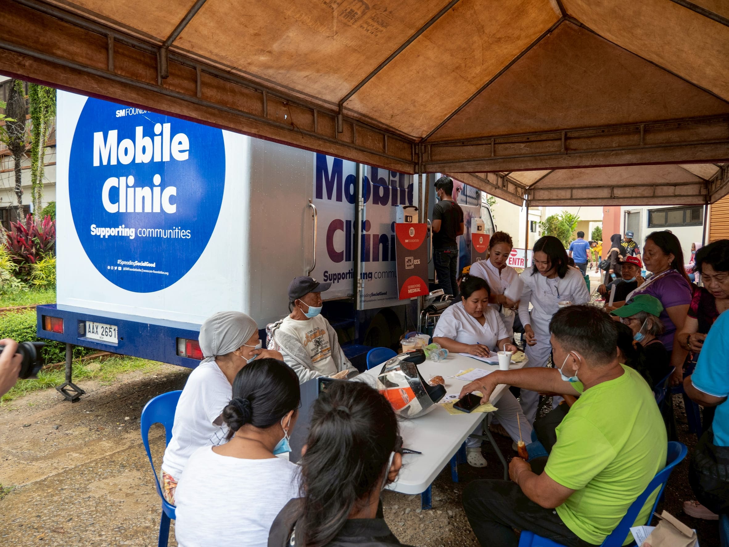Blood chemistry, urinalysis, and random blood testing were possible at Tzu Chi’s medical mission through the facilities of SM Foundation’s Mobile Clinic. 
