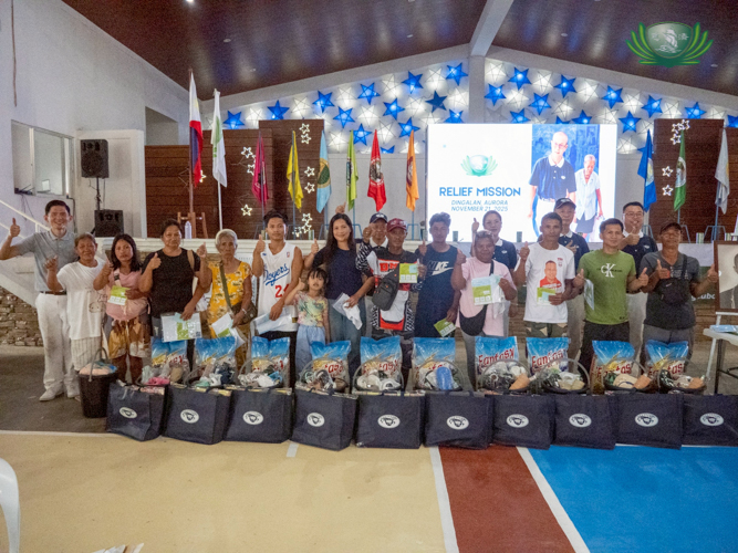 Barangay residents from Aplaya, Butas na Bato, Dikapanikian, and Paltic happily accept relief goods from Tzu Chi.