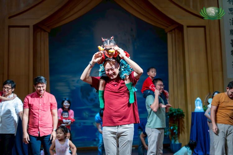 Parents carried their children so they could stand on folded newspapers. It created moments of laughter and fun for everyone.