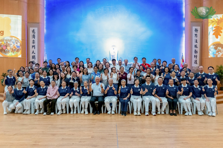 TIMA and Tzu Chi volunteers posed happily for a posterity photo, concluding the gathering and looking forward to more frequent meetups.