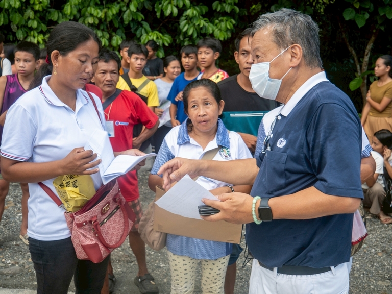 Tzu Chi volunteer Johnny Kwok assisted local coordinators during the arrival of different groups of Indigenous Peoples, helping guide them through the registration process.