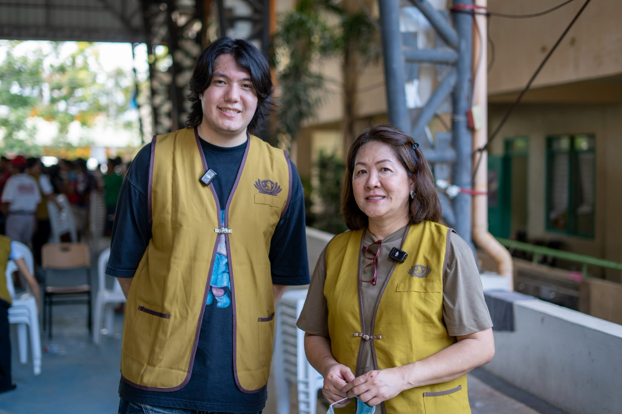 First-time volunteers Edna Gonzales (right) and her son, Austin Bartko, find the experience fulfilling as they serve the community alongside Tzu Chi volunteers.