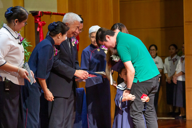 This second moving up ceremony was made more memorable with each student receiving a bracelet and red envelope from Dharma Master Cheng Yen.