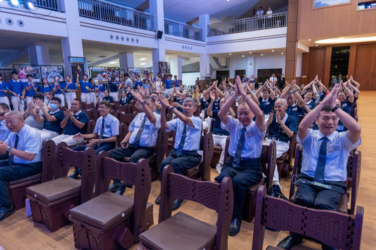 Camp participants form themselves as candles, signifying that Tzu Chi volunteers and commissioners bring light to other people’s lives.