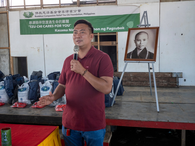 Aparri Mayor Hon. Bryan Dale Chan expresses his thanks to Tzu Chi for helping beneficiaries as they recover from the typhoons. 