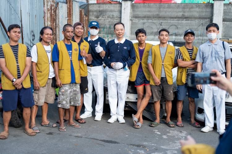 Tzu Chi volunteers appreciate the time and effort given by the happy volunteers, who are determined to carry heavy boxes and goods containing the relief items.