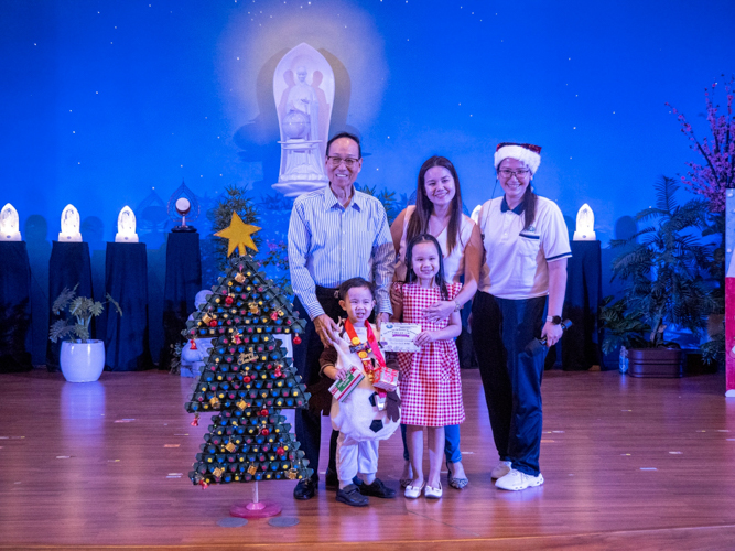 A student wins the Eco Warrior (Nursery Division) 2nd runner-up award for a very creative eco-friendly Christmas tree.