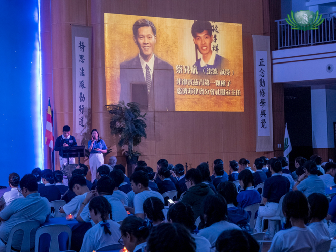 Youth campers pay tribute to volunteer Michael Siao, who passed away on June 2 due to complications from cancer. Siao was one of the original members of Tzu Chi Youth.