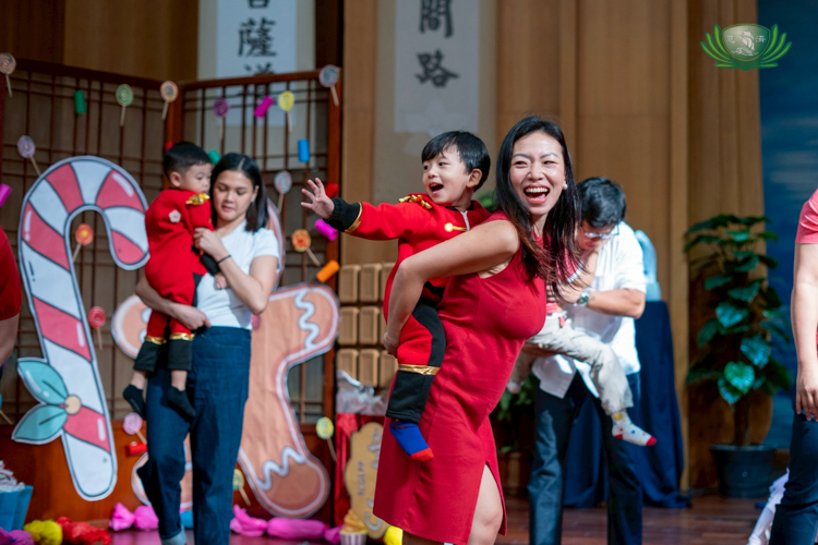 Parents carried their children so they could stand on folded newspapers. It created moments of laughter and fun for everyone