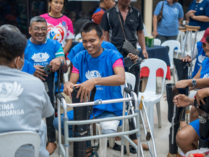 Friendships are also formed among the beneficiaries as they wait for their prosthesis to be adjusted.