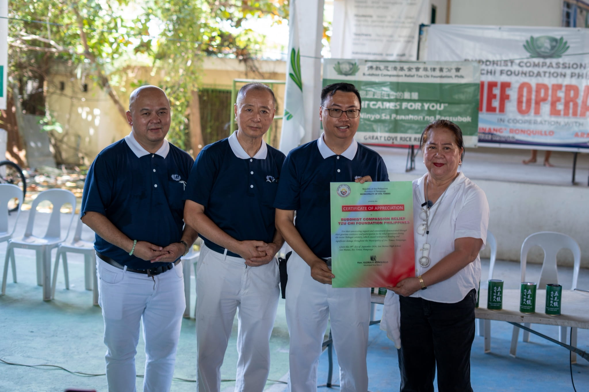 In return, the local government unit of Sto. Tomas, Pampanga presents Tzu Chi with a plaque of appreciation, recognizing the Foundation’s relief efforts.