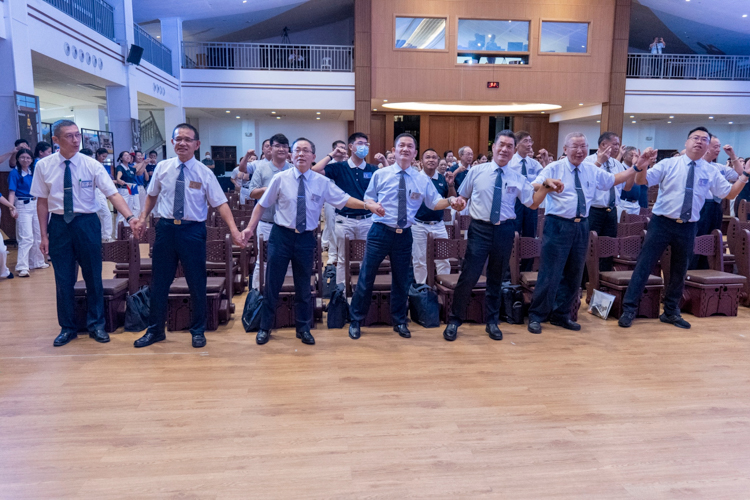 Camp participants hold hands and merrily celebrate the 30th anniversary of Tzu Chi Philippines.