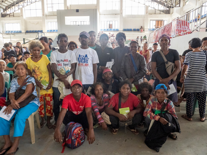 Beneficiaries from the Dufaningan Agta Community in Cagayan receive relief stubs from Tzu Chi.