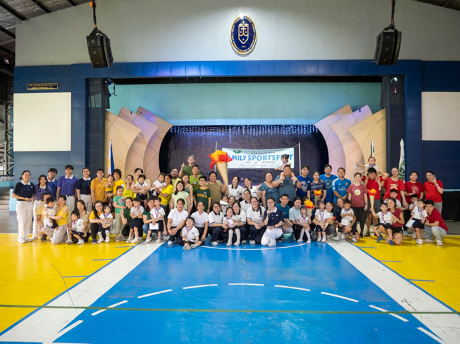 Tzu Chi Great Love Preschool Philippines faculty, staff, parents, together with Tzu Chi volunteers and Tzu Chi Youth volunteers, share their greetings, welcoming the new year.