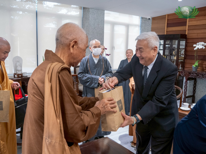 Buddhist monks receive tokens of appreciation from Tzu Chi Philippines CEO Henry Yuñez.