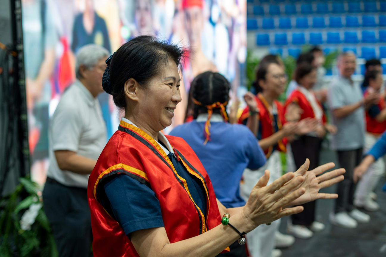 Joined by doctors and fellow volunteers on stage, Tzu Chi Deputy CEO  Woon Ng dances along with the Tzu Chi family.