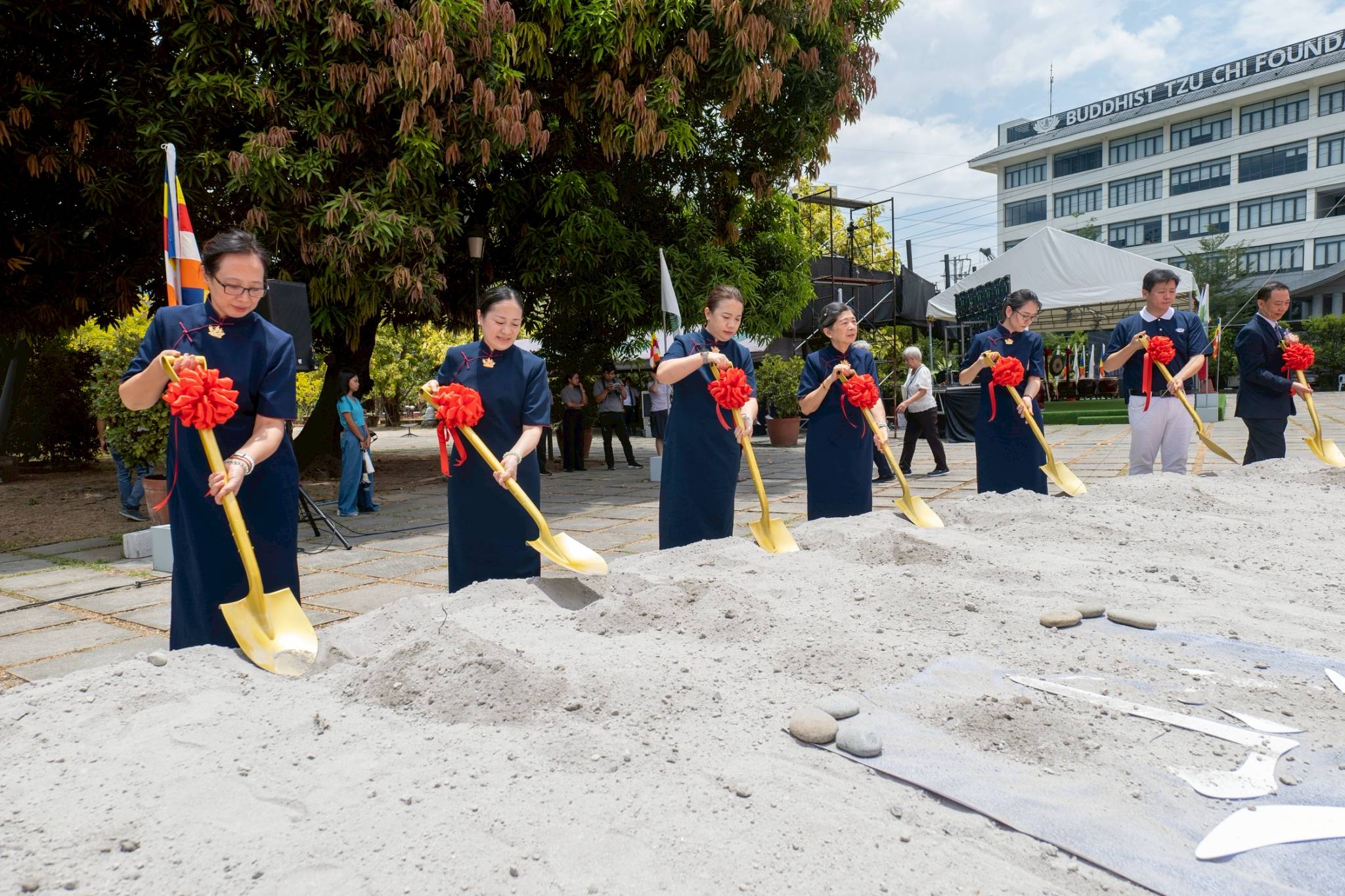 Everybody was invited to participate in symbolic shoveling at the groundbreaking site.