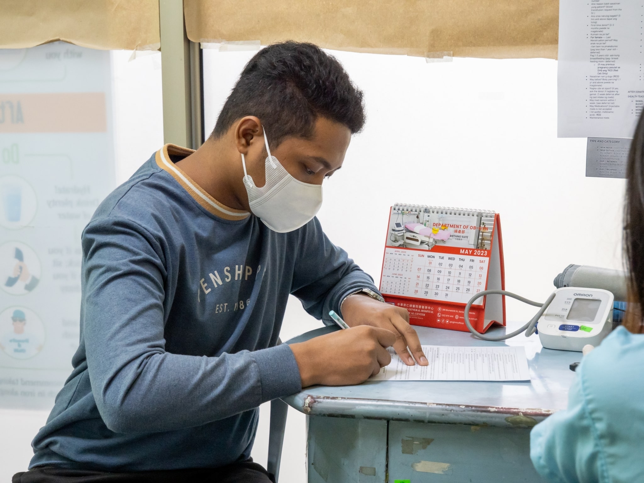 As a blood donor, Tzu Chi photographer Matt Adrian Serrano needed to fill up forms and undergo an interview on his recent medical history.【Photo by Marella Saldonido】