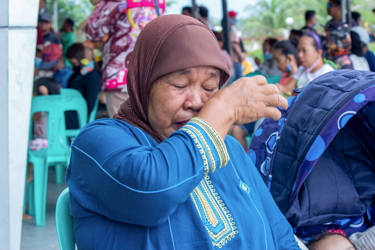 Meriam Zacaria Sangki cries as she talks about her love for her granddaughter, Raihan. 【Photo by Marella Saldonido】