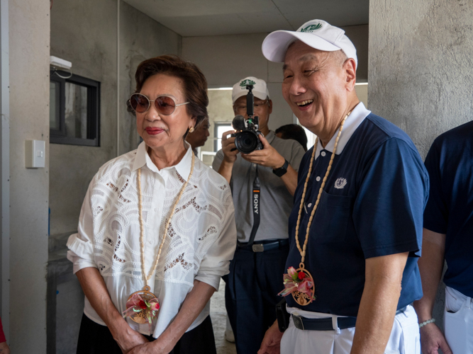 Palo Mayor Remedios “Matin” Petilla (left) and Tzu Chi Philippines CEO Henry Yuñez check out the permanent houses for the residents.