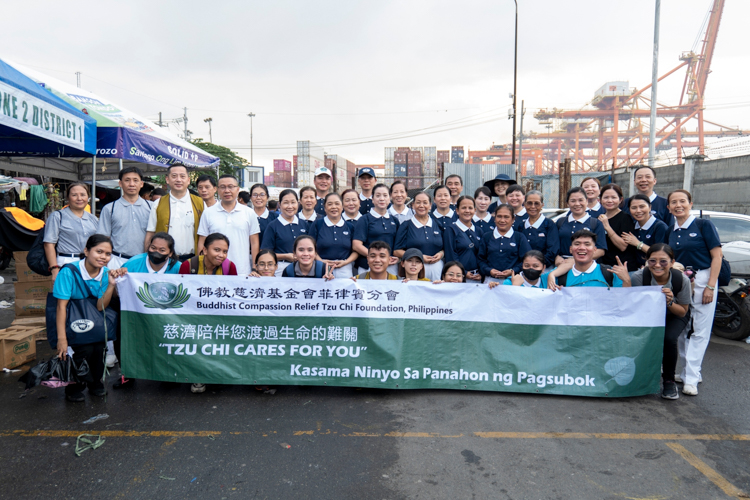 Tzu Chi volunteers, staff, interns, and scholars wrapped up a successful eight-hour fire relief operation at Isla Puting Bato, Barangay 20, Tondo, Manila, providing relief to 1,932 displaced families.