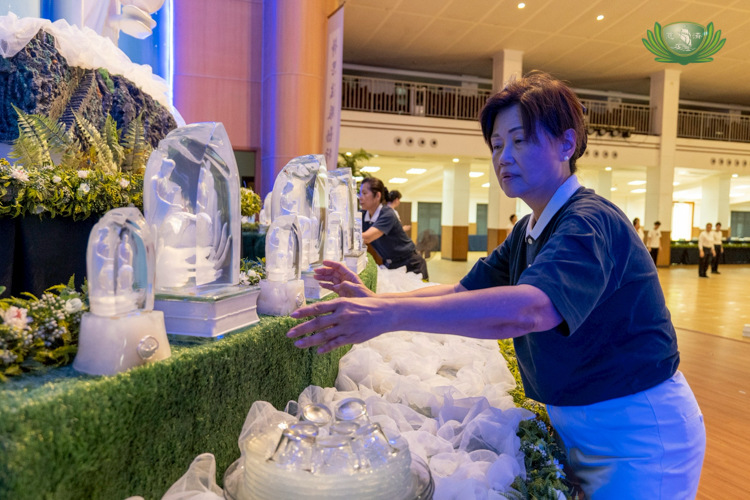 Tzu Chi volunteer Molita Chua, who headed this year’s 3-in-1 celebration, is grateful to everyone for contributing to the success of the event. “The Jing Si Hall has a very beautiful history, but we have never used it for a Buddha Bathing ceremony. And now we just had a very significant and special ceremony inside,” she said. “Thank you to all the staff and volunteers.”