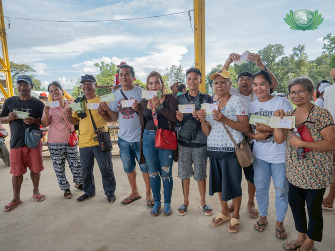 Many beneficiaries are happy to join in memorable photos, joyfully shouting “Thank you, Tzu Chi!” 