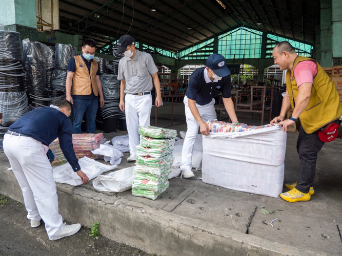 Tzu Chi volunteers unpack the relief items.