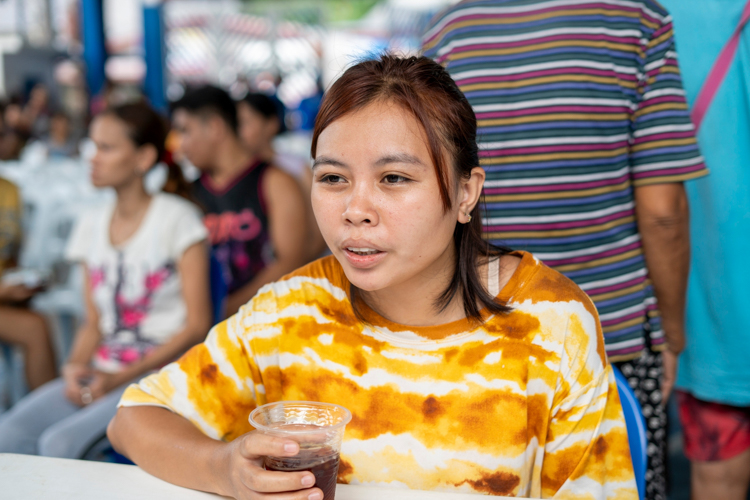 Beneficiaries like Ereca May Sabares, who completely lost their homes to floods and landslides, received walling and roofing materials from Tzu Chi. 