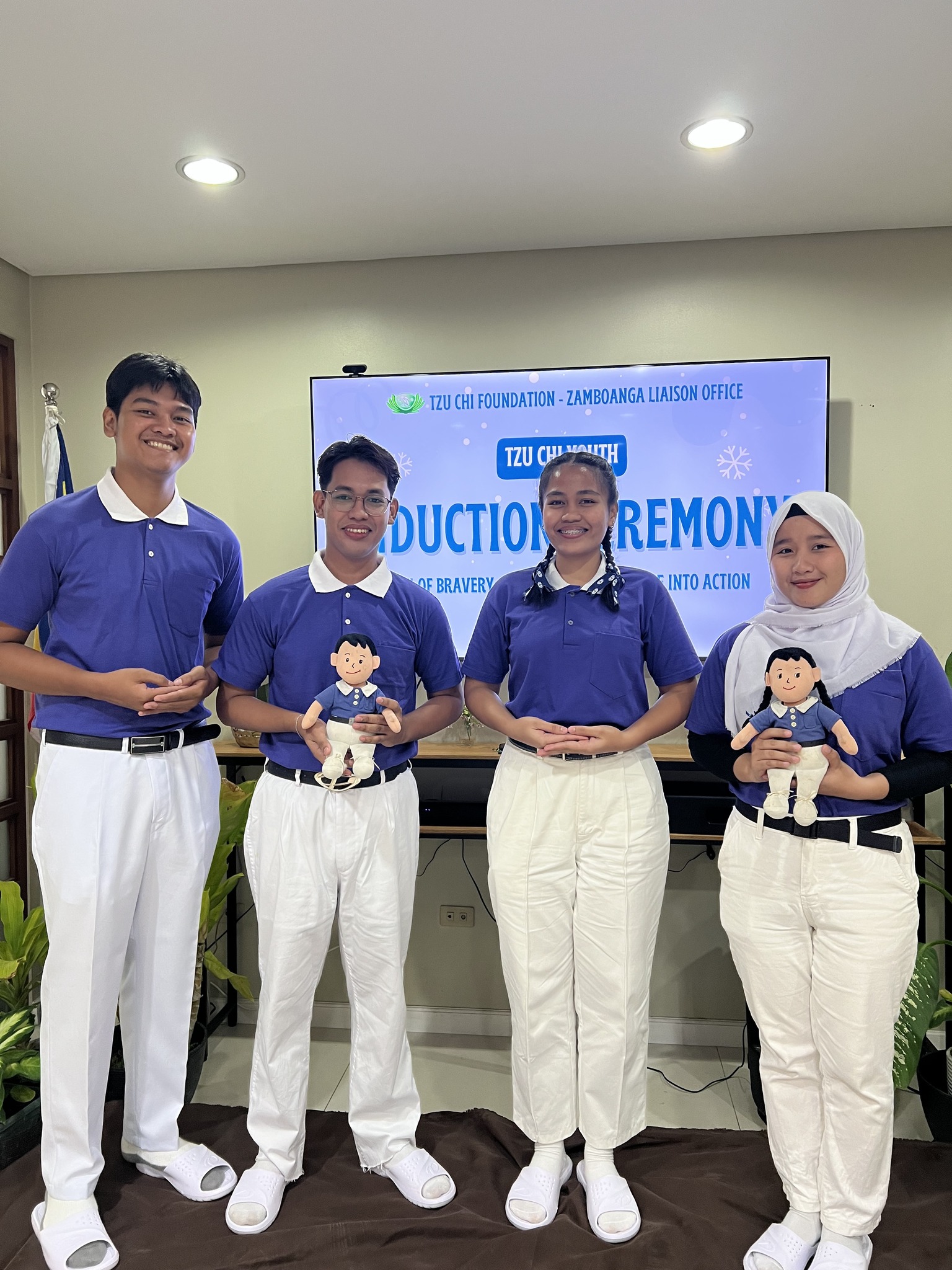 In Zamboanga, four newly inducted Tzu Chi Youth volunteers make their vows and receive their uniforms. The four TCY volunteers joined the induction camp online.