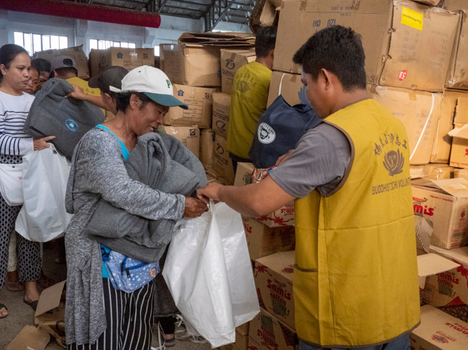 Beneficiaries are happy and grateful to receive relief goods from Tzu Chi.