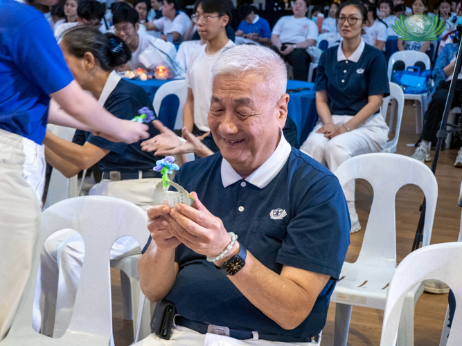 Tzu Chi Philippines CEO Henry Yuñez receives a token from a Tzu Chi Youth.