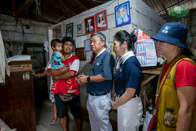 Tzu Chi volunteers visit the home of Rone Arpon’s mother-in-law, where they currently seek shelter after losing their livelihood to the flooding.