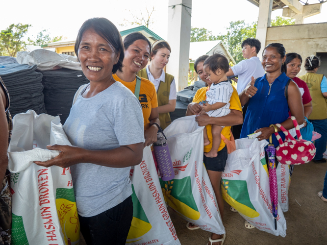 Beneficiaries are happy and grateful to receive relief goods from Tzu Chi.