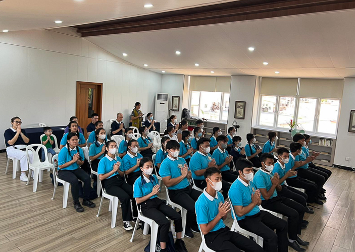 Tzu Chi Pampanga scholars attend a Humanity class livestreamed from Buddhist Tzu Chi Campus in Sta. Mesa, Manila. 【Photo by Tzu Chi Pampanga】