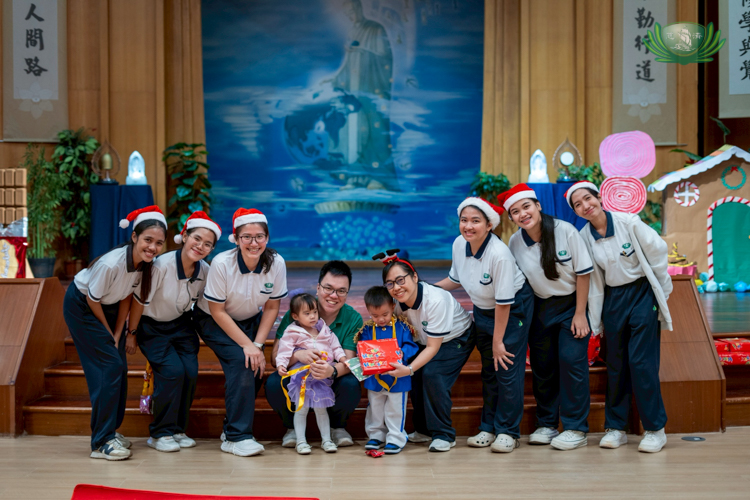 The Siy family poses for a photo together with the Tzu Chi Great Love Preschool Philippines faculty members as they receive an award. 