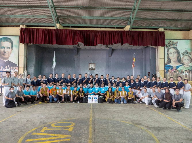 Tzu Chi volunteers, staff members, and scholars gather for a group photo after a successful fire relief distribution at Don Bosco Youth Center.