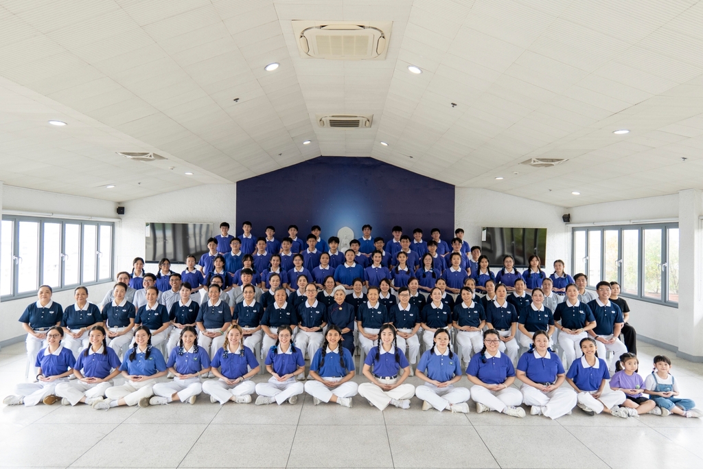 Tzu Chi Youth members pose for a group photo with Tzu Chi volunteers.