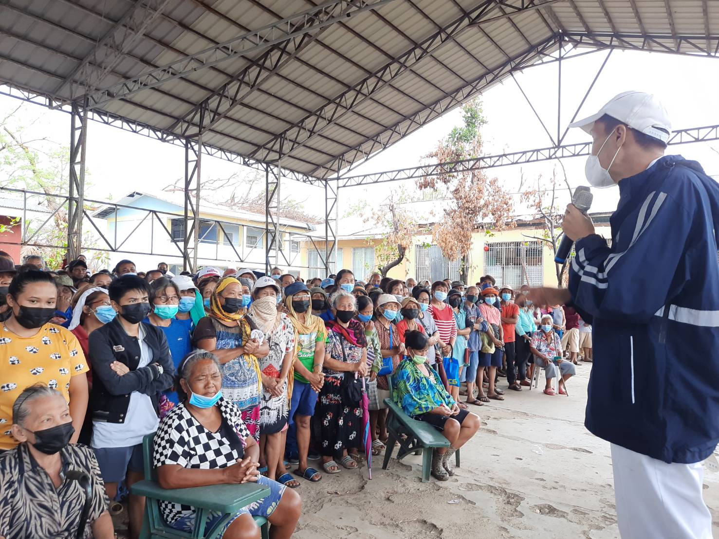 Beneficiaries in Barangay Ocaña, Carcar, Cebu, listen as a volunteer assures them of Tzu Chi’s help. 