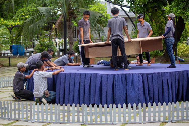 Volunteers work together to set up the round platform for the crystal Buddhas. 【Photo by Marella Saldonido】