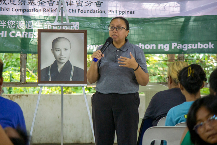 Tzu Chi Charity Department Head Tina Pasion led the short program at the Lacolina covered court in Barangay Mambungan.  