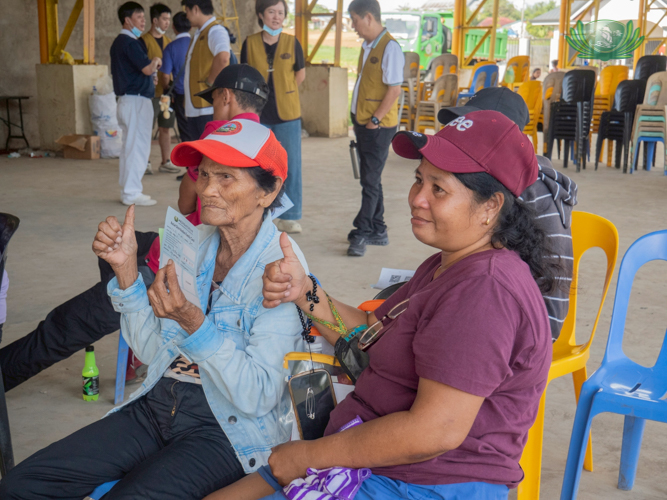 Beneficiaries Angelina Moñon (left) and her daughter Evelyn Demegillo give a thumbs-up sign, Tzu Chi’s special way of saying thank you.