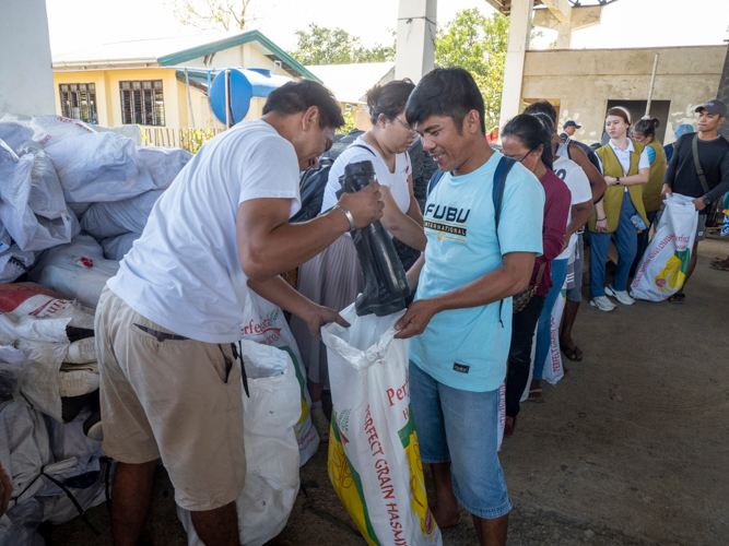 Beneficiaries are happy and grateful to receive relief goods from Tzu Chi.