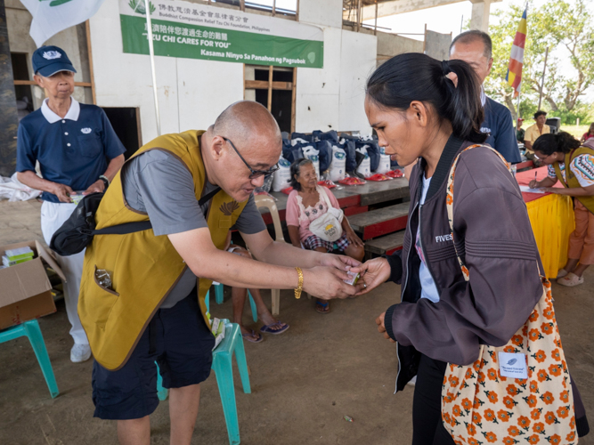 Dr. Raul Ting (left), a volunteer from Tuguegarao, helps in distributing medicine during the relief operations. 