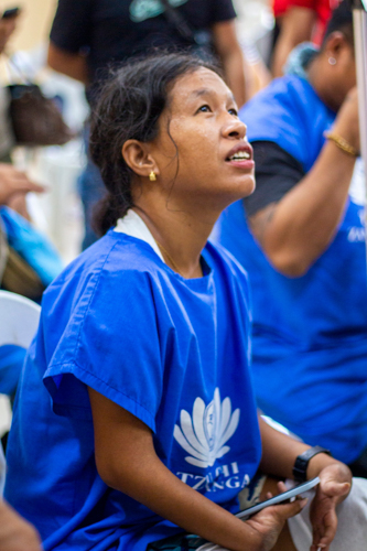 Duriz Pejaner, a recipient of the bilateral prostheses, had difficulty with their fitting. Tzu Chi Zamboanga volunteers decided to give her a wheelchair instead. 