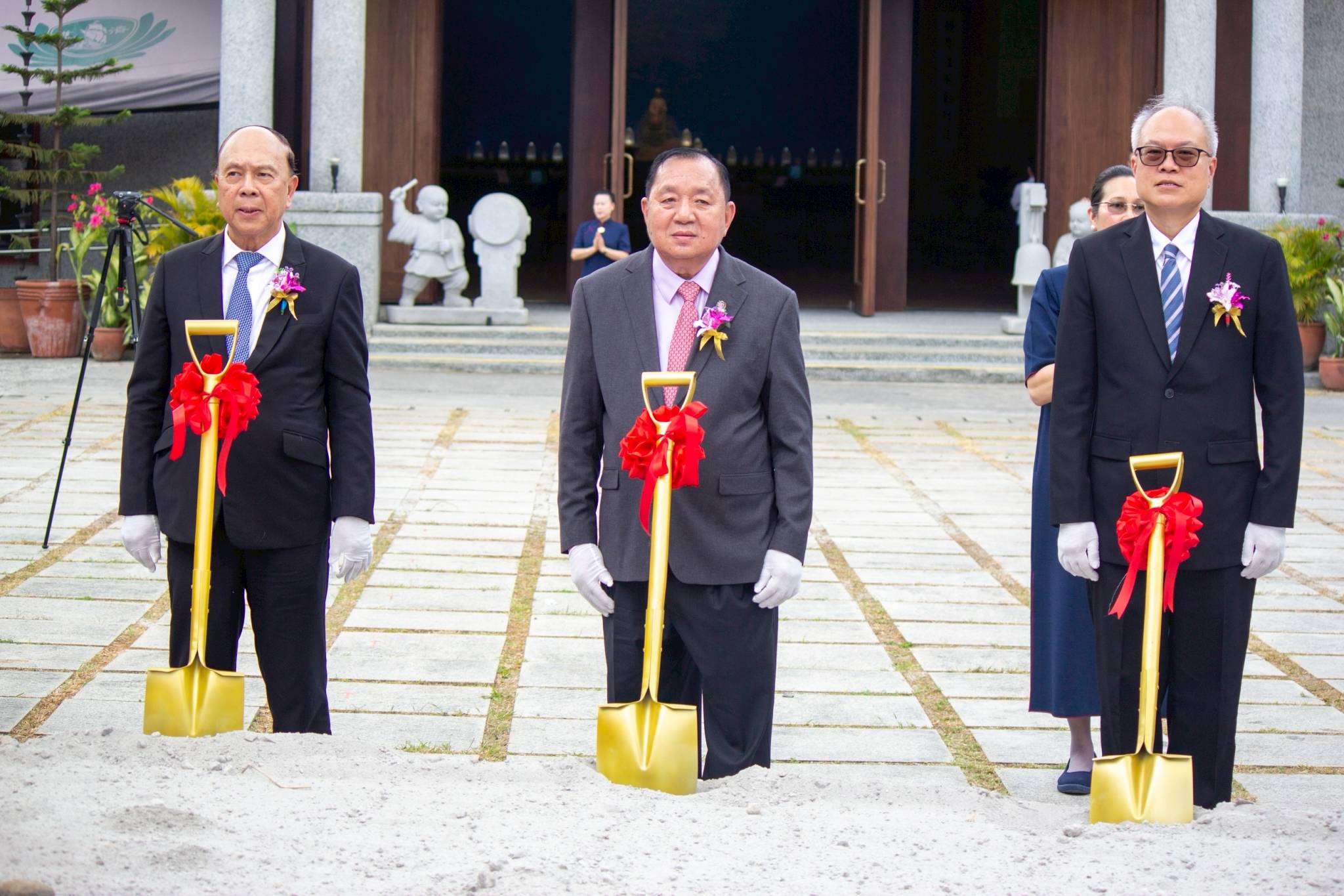 Everybody was invited to participate in symbolic shoveling at the groundbreaking site.