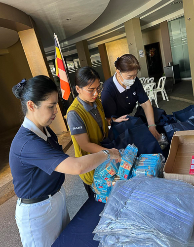 Tzu Chi Pampanga scholars each took home a bag of giveaways prepared by Tzu Chi volunteers. 【Photo by Tzu Chi Pampanga】