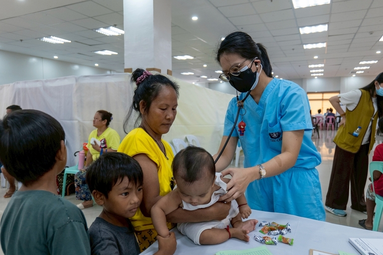 Several families in the pediatric section had brought all their children for medical consultations.